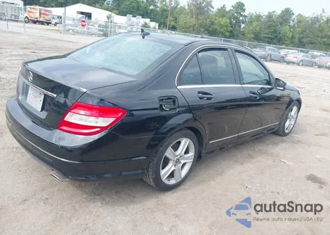 2010 Mercedes-Benz C 300 Luxury/Sport z USA, uszkodzony, nr VIN WDDGF5EB4AR095184